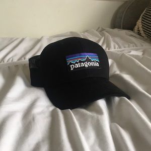 new black PATAGONIA trucker hat
